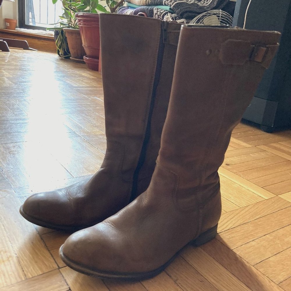 Women leather boots with low heel